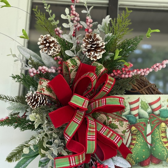 Vintage Inspired Elf Wreath - Picture 5 of 6